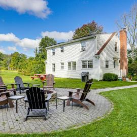 Hampton 'Quiet Corner Cottage' w/ Fireplace & Yard, готель у місті Hamptonville