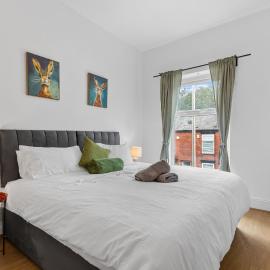 Whole home 5BR Sleeps 8 Free Parking Fast wifi