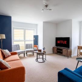 NORTHAMPTON PREMIUM LIVING, Spacious 4 Bedroom House, Sleeps 9, SUPER KING BEDS, Private Parking, Near SIXFIELDS & M1