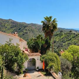 3 Private Casas with Nature & Sea View, 30 min Málaga, hotel in Moclinejo