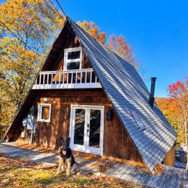 Lovers Edge Romance A Frame Hot Tub,Sauna,Fire pit, XL Deck Pocono Mountain luxury, hotel in East Stroudsburg