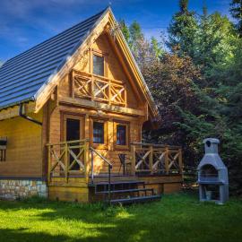 Janosik Komfort - drewniany domek z kominkiem w ogrodzie pełnym zieleni, na zacisznym Podhalu, hotel di Łopuszna