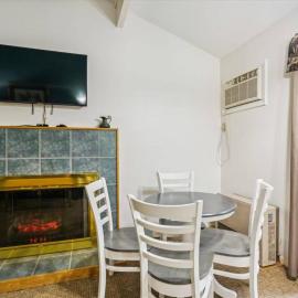 208 Cedarbrook One bedroom Queen Suite