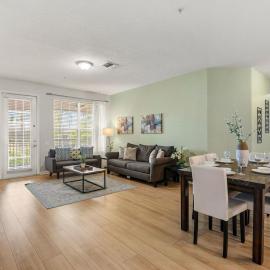 Beautiful LAKEVIEW Deluxe Condo Near Theme Parks