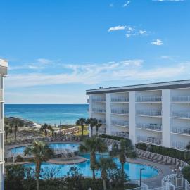Magical 3rd-floor condo with pools telescope for stargazing & pickleball