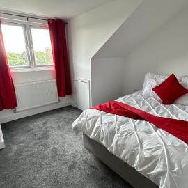 Modern 4‑Bed Three‑Storey House — Parking for 3