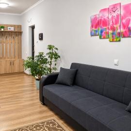 Apartament modern cu dormitor separat si balcon panoramic, hotel en Căuşeni