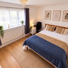 Private room near 3 Heathrow , London & Windsor、ステーンズのホテル