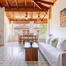 La Cortesana Cozy Apt Steps to the Beach، فندق في لاس تاريناس