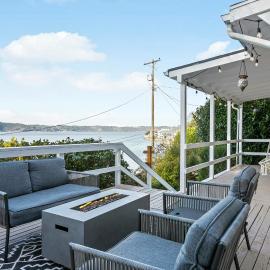 'Cedar & Sage' Waterfront Cottage on Puget Sound, хотел в Browns Point