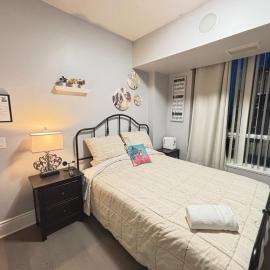Home stay - Room with Yonge Street view and 3 Star Hotel Amenities