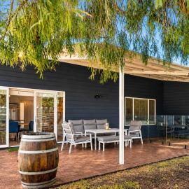 Pepper Cottage - Easy Beachside Living Close to Town