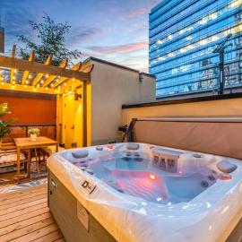 Iconic DT Townhouse Rooftop Hot Tub Sleeps 12
