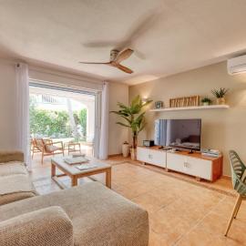 Cozy and Spacious 2-BR Home in Anse Marcel - Garden, 3 Pools, Beach – hotel w mieście Anse Marcel 