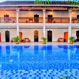 Luang Prabang Pavilion Hotel & Travel: Hondarribia şehrinde bir otel