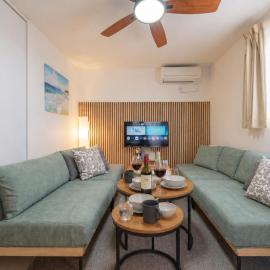 ZUSHI BEACH BASE 逗子ビーチベース - Near Kamakura, 1 min to Beach & Desk، فندق في زوشي