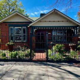 Executive Cottage, Luxe 1930s Stay in the Heart, hotel i Albury