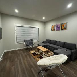 3BHK Close to Airport Backyard Single Family, khách sạn ở Edmonton