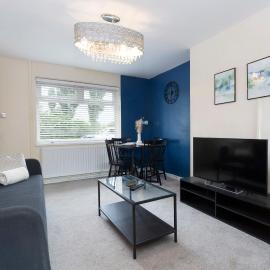 St Lukes House -Near Nissan & Stadium - Contractor & Family- Friendly, Free Wifi & Free Parking