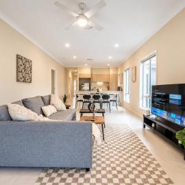 Easy Days & Soft Mornings between BNE City & GC - Holiday Home، فندق في لوغانيلا