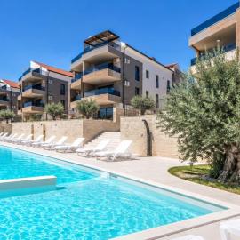 Apartment Megi with Shared Pool & Sea View Terrace by Villas Guide, מלון בבניולה