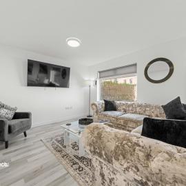 3BR Home in Kilmarnock Sleeps 6, Hotel in Kilmarnock