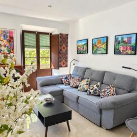 Casa Anjelita es un espacioso alojamiento en el Bajo Albaicin, 3 dormitorios, todo climatizado, ideal para ocio o trabajo a un paso del centro historico y de la sede de la universidad