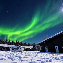 Biplane Hangar Lakefront Northern Lights Cabin in North Pole, hotel em North Pole