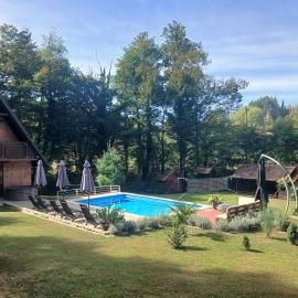 Dunja Cabin - Forest House with Pool, Hotel in Banja Luka