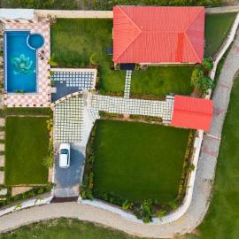 ELIVAAS Signature Kasa Alsigarh 2 BHK Hill-View Villa With Private Pool, Landscaped Lawn & Library: Gorana şehrinde bir otel