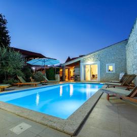 My Dalmatia - Authentic Villa Granar with private heated pool, jacuzzi, game room and sauna, hotel din Smilčić