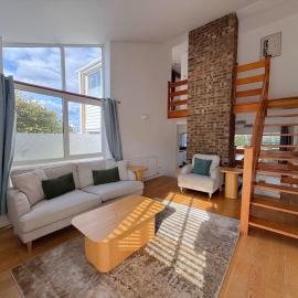 Spacious 4-Bed Home in Ascot, hotell sihtkohas Ascot
