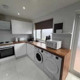 Heathrow Family Apartment with Secure Parking