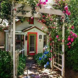Historic cottage with patio games walk to beach & dog-friendly fenced yard, hotel in Oak Bluffs
