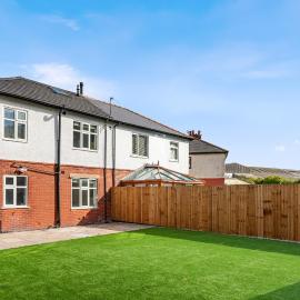 4 En-Suite Doubles, 3-Car Driveway Sleeps 8