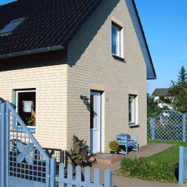 Großes, einzeln stehendes Ferienhaus "Undine", ruhige Lage, Terrasse, Parkplatz, Fahrradhäuschen abschließbar, Nähe zur Altstadt und 600 m zum Müritz - Strand, khách sạn ở Waren