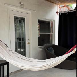 CHEERFUL PRIVATE ROOM 2 MILES AWAY FROM SUNNY ISLES BEACH