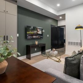 Modern 2BR apartment with free parking sleeps 5