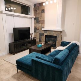 Furnished Downtown Suite w Fireplace, Master Ensuite & Private Balcony, hotel i Vancouver