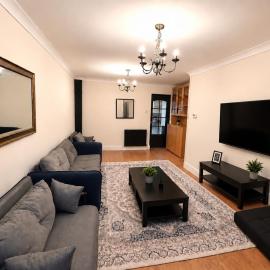 A Beautiful House - Sleeps 5 - Close to Heathrow!
