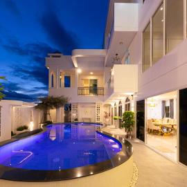 Beaumont Pool Villa with Rooftop and Billiards