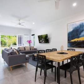 Botanical Gardens Spa Villa - Edge Hill Cairns sleeps 9 Pet Friendly