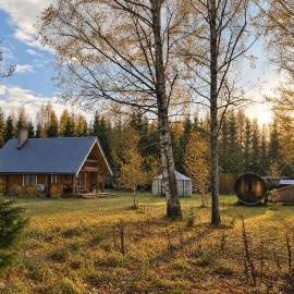Hazel Hut - spacious fenced yard, sauna, 2-bedroom, hotel di Pärnu