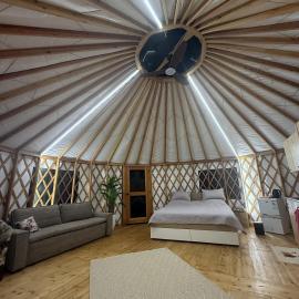 Premium Yurt in a Kobayat Pine Forest, hotel a Qoubaiyat