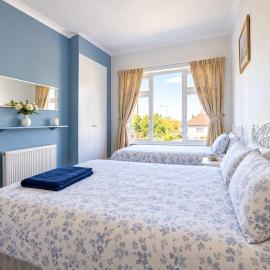Alpine Guest House - Affordable & Cozy Seaside Guest House - Cleethorpes
