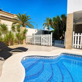 Luxury 5-Bedroom Villa at Cabo Roig Beach, хотел в Кабо Ройг