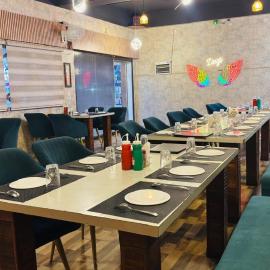 Zings Hotel And Restaurant، فندق في Etāwah