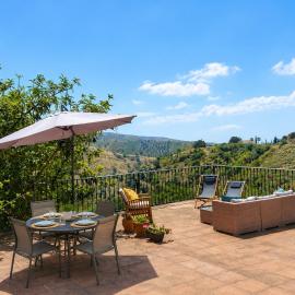Luxury Rural Casa, Big Terrace, Sea View, 30 min from Málaga, hotel in Moclinejo
