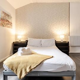 Modern 1BR in Bury City Center near Tram, hotel i Bury