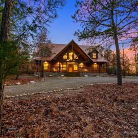 Wide Glide Lodge - In-home Movie Room, Hot Tub and Large 1-acre property with Playset